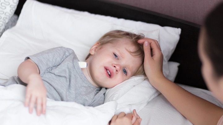 kranker junge im bett