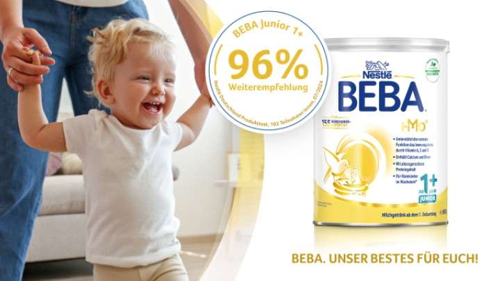 kleinkind an mamas haenden mit beba-dose