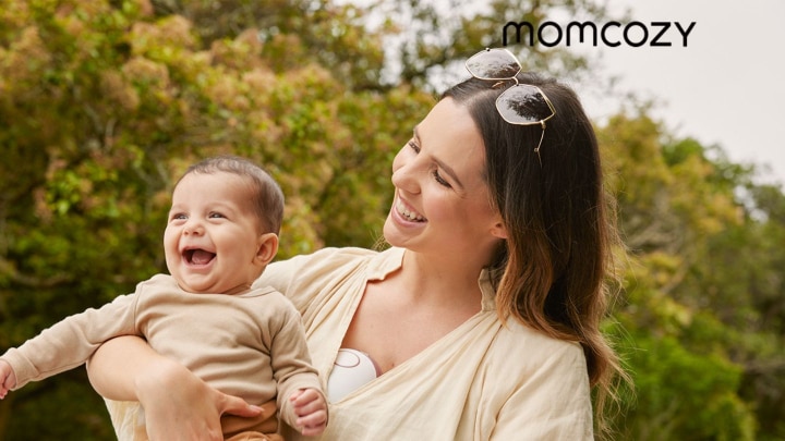 Momcozy-mama-mit-baby-und-milchpumpe