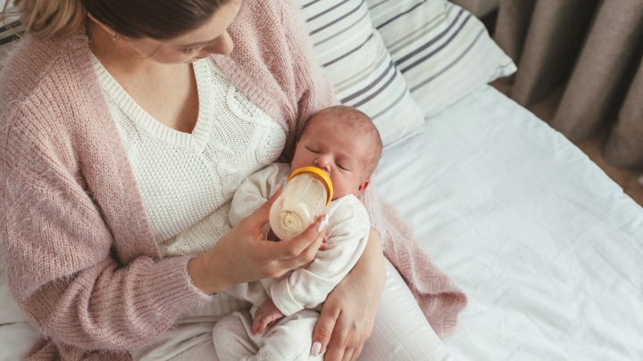 mama gibt ihrem baby die flasche