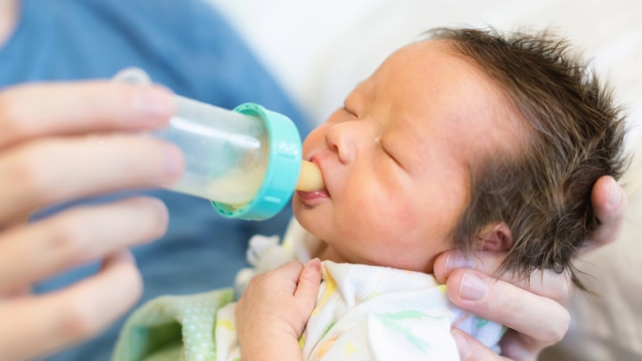 frühgeborenes bekommt die flasche