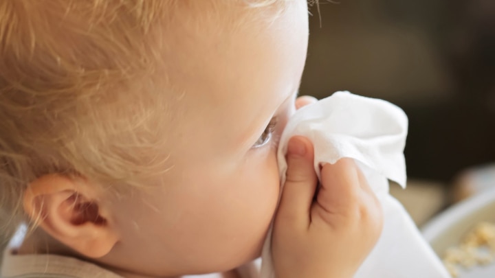 baby mit taschentuch