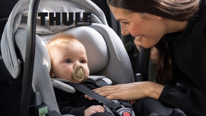 mama mit baby in der babyschale