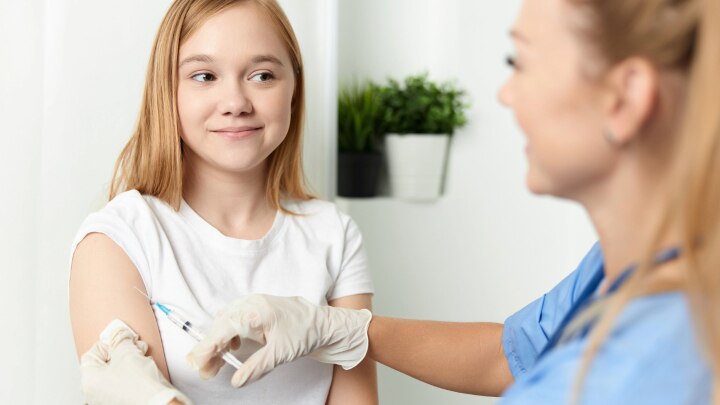 Teenager bekommt eine Spritze