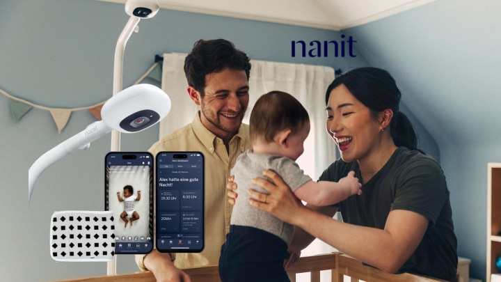 nanit-familie am kinderbett mit kamera