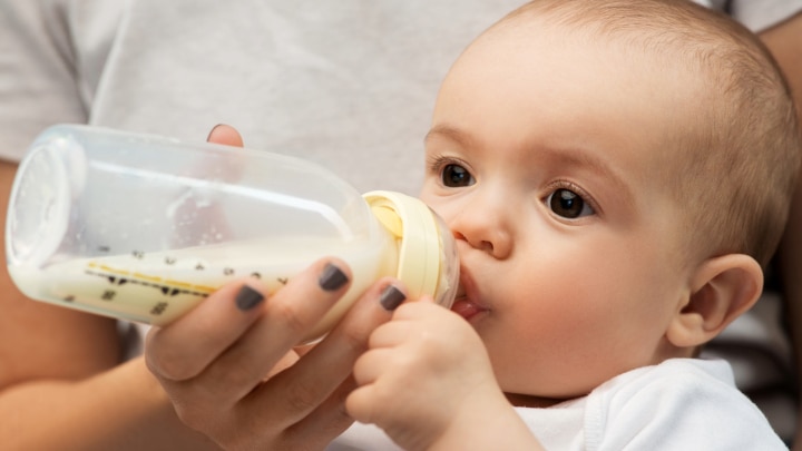 baby mit flaeschchen