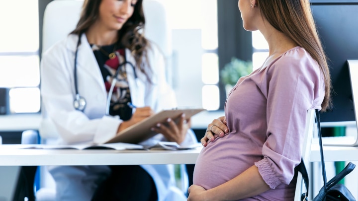 schwangere bei ihrer aerztin