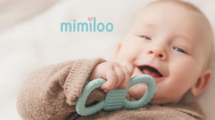 baby mit mimiloo-spielzeug