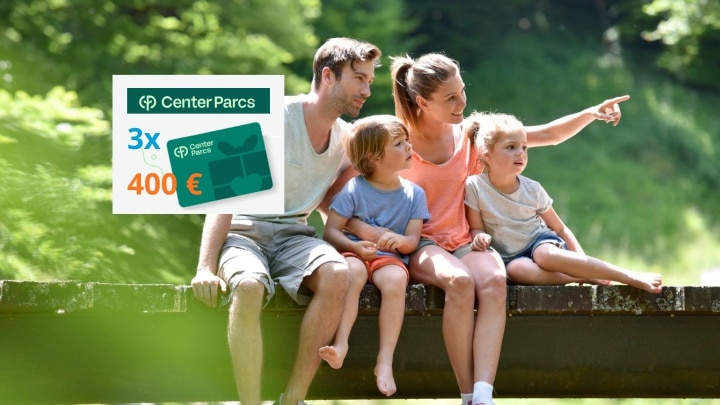 familie auf einem steg mit gutschein