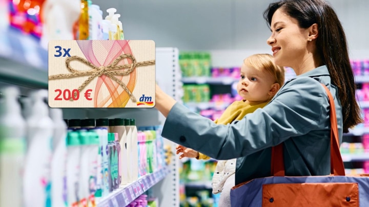 mama und baby in der drogerie