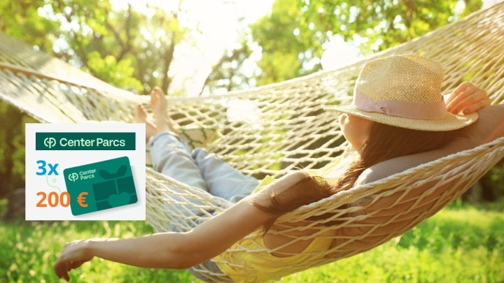 frau in hängematte und gutschein