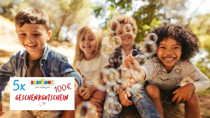 fröhliche kinder und gutschein