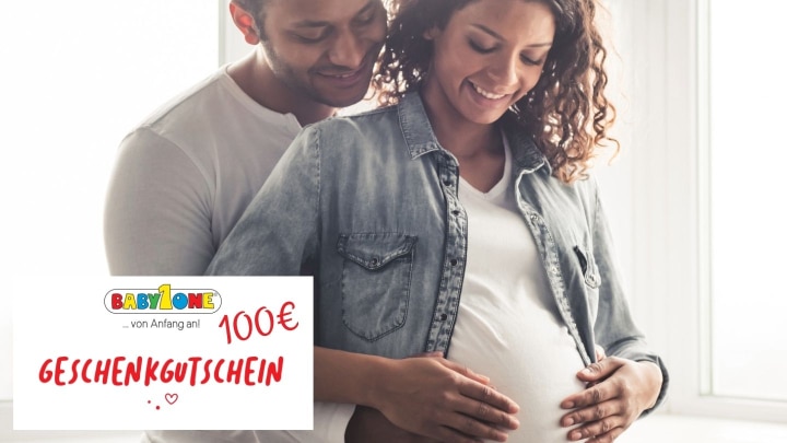 werdende eltern mit gutschein von babyone