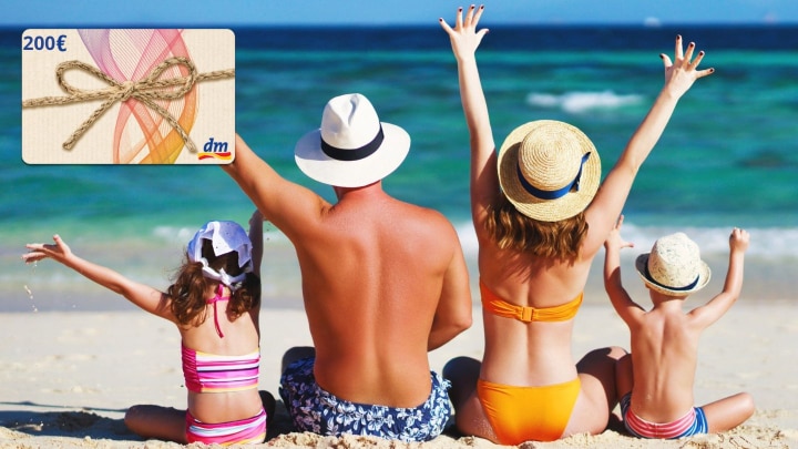familie am strand mit dm-gutschein