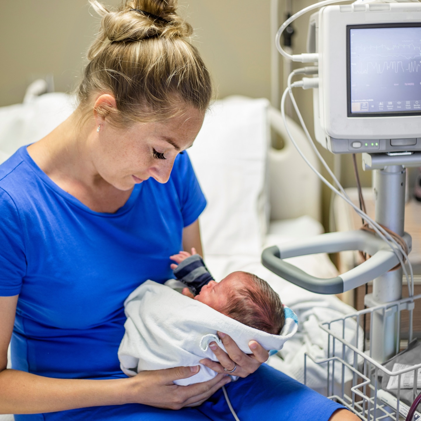Mutter hält Neugeborenes