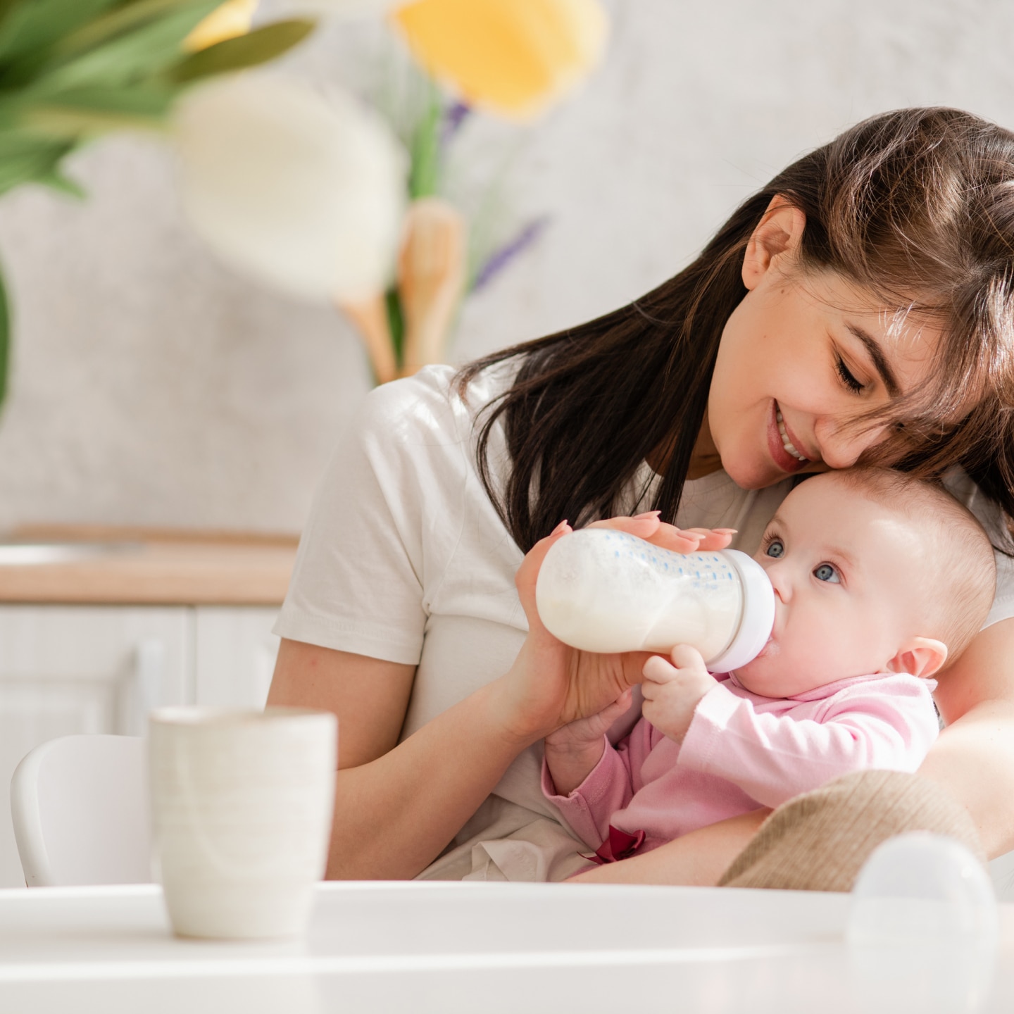 Mutter füttert Baby mit Fläschchen