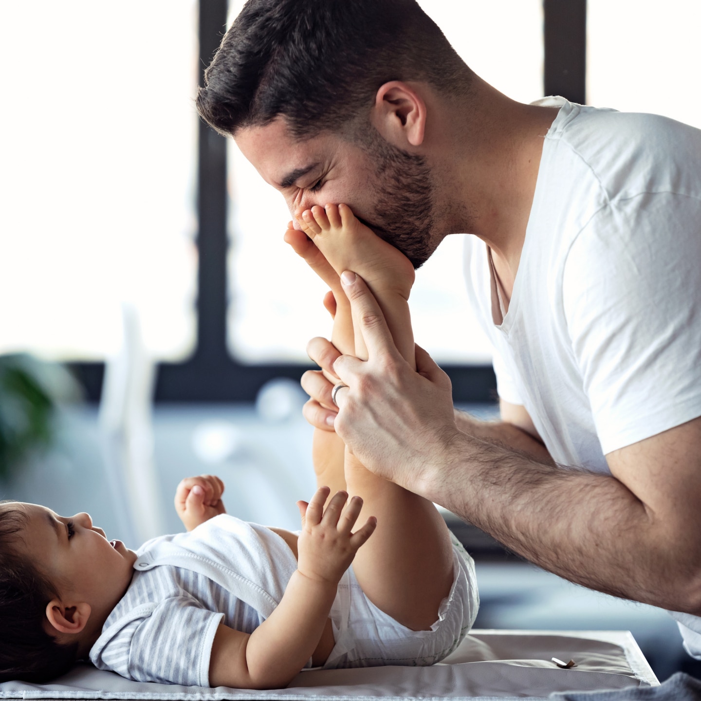 Vater wechselt Baby die Windel