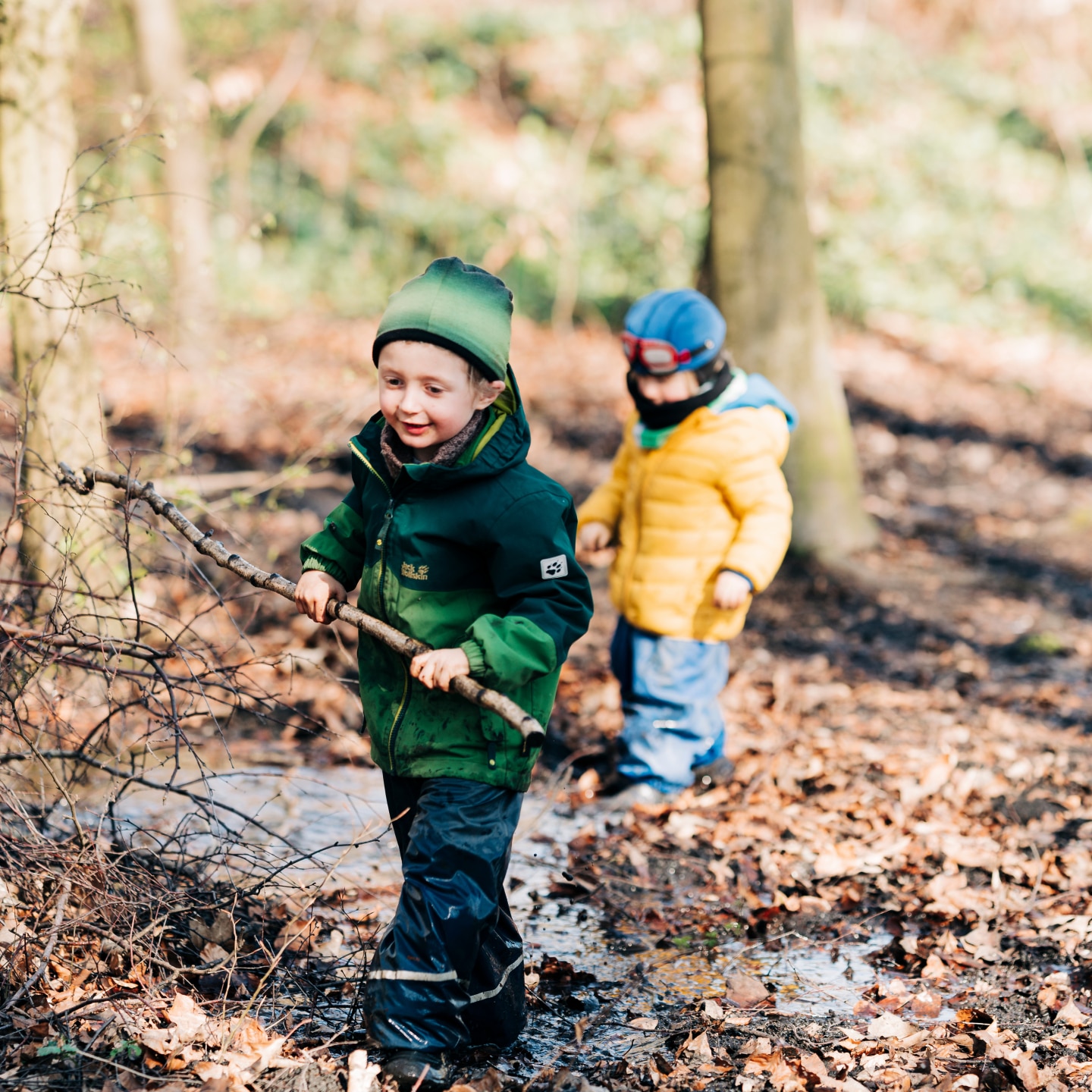 Kinder im Wald