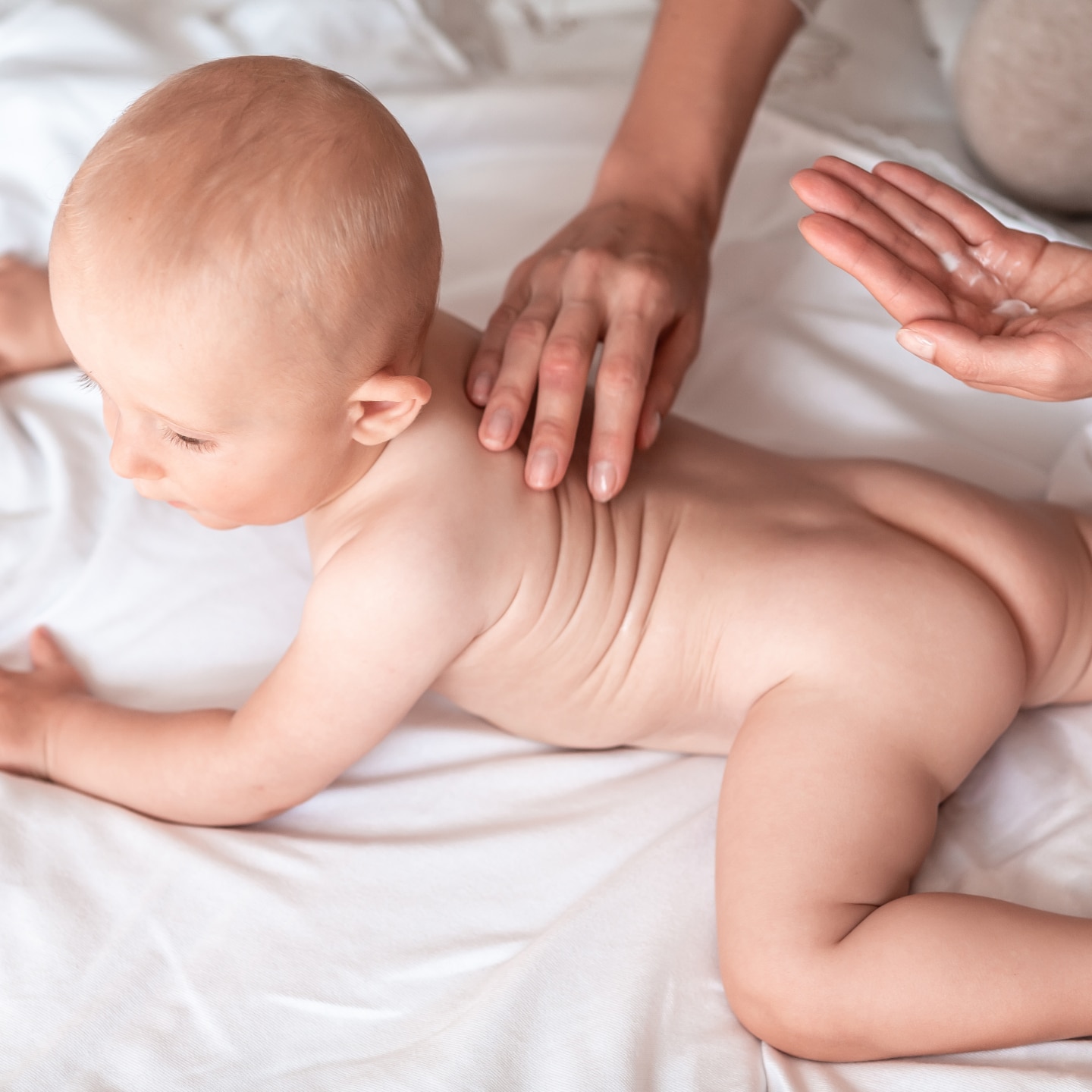 Baby wird eingecremt