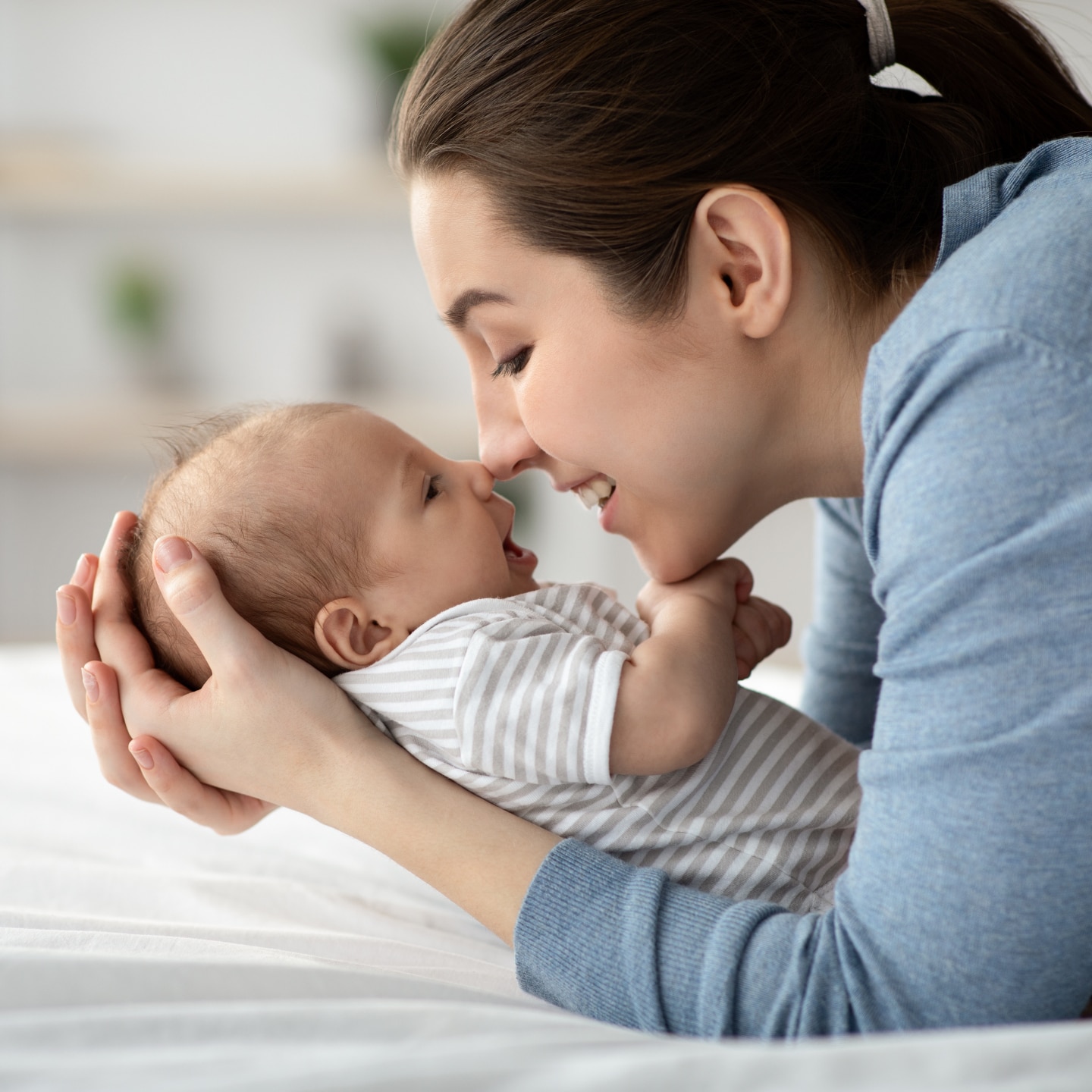 Mutter umarmt ihr Baby