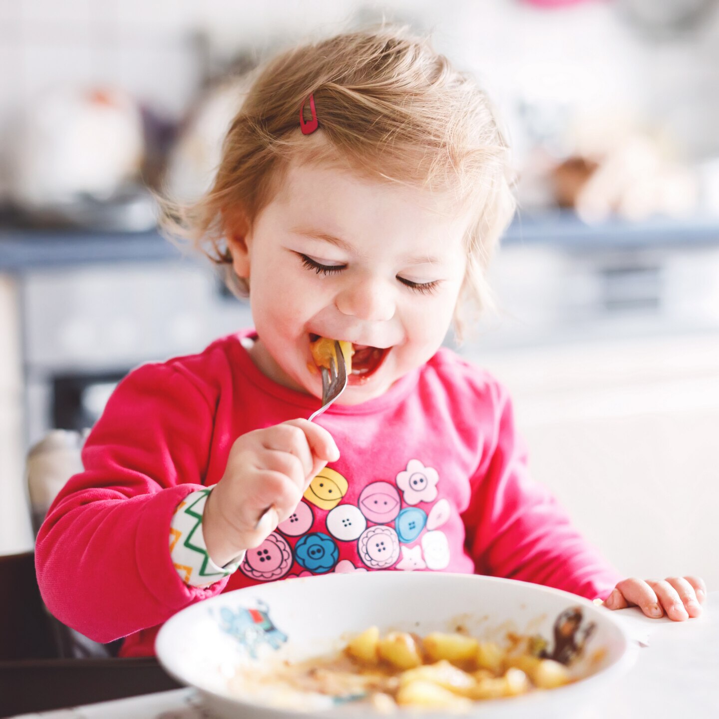 Kleinkind isst Nahrung