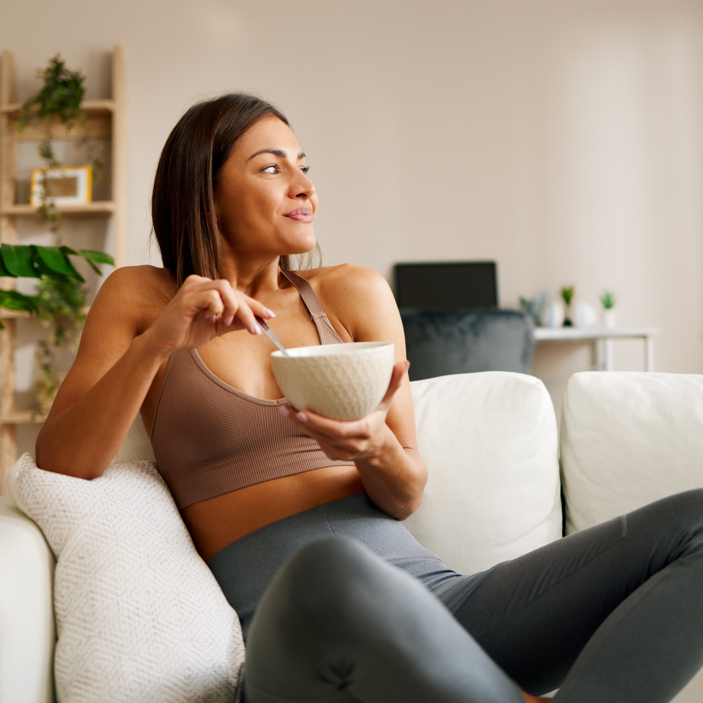 Frau sitzt auf der Couch 