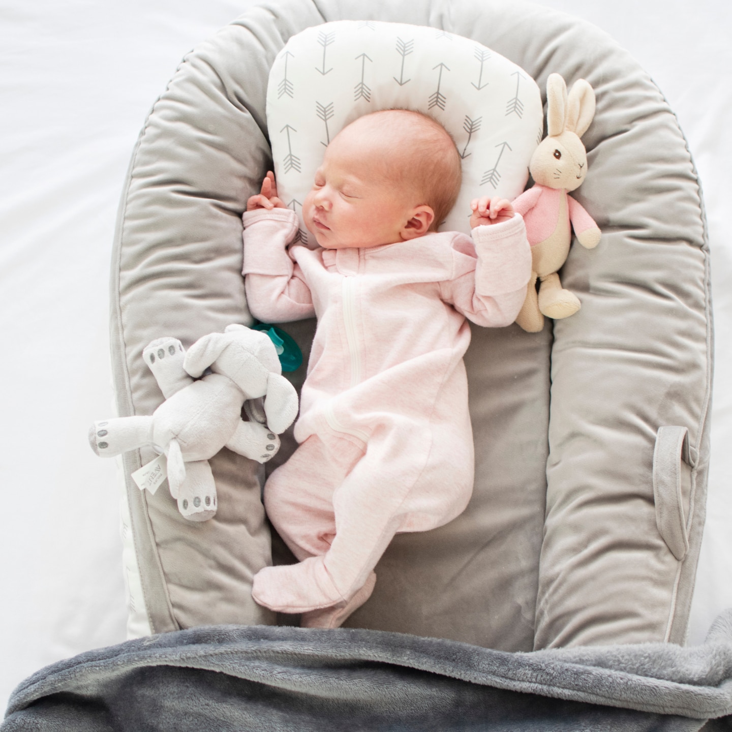 Frühgeborenes im Babybett