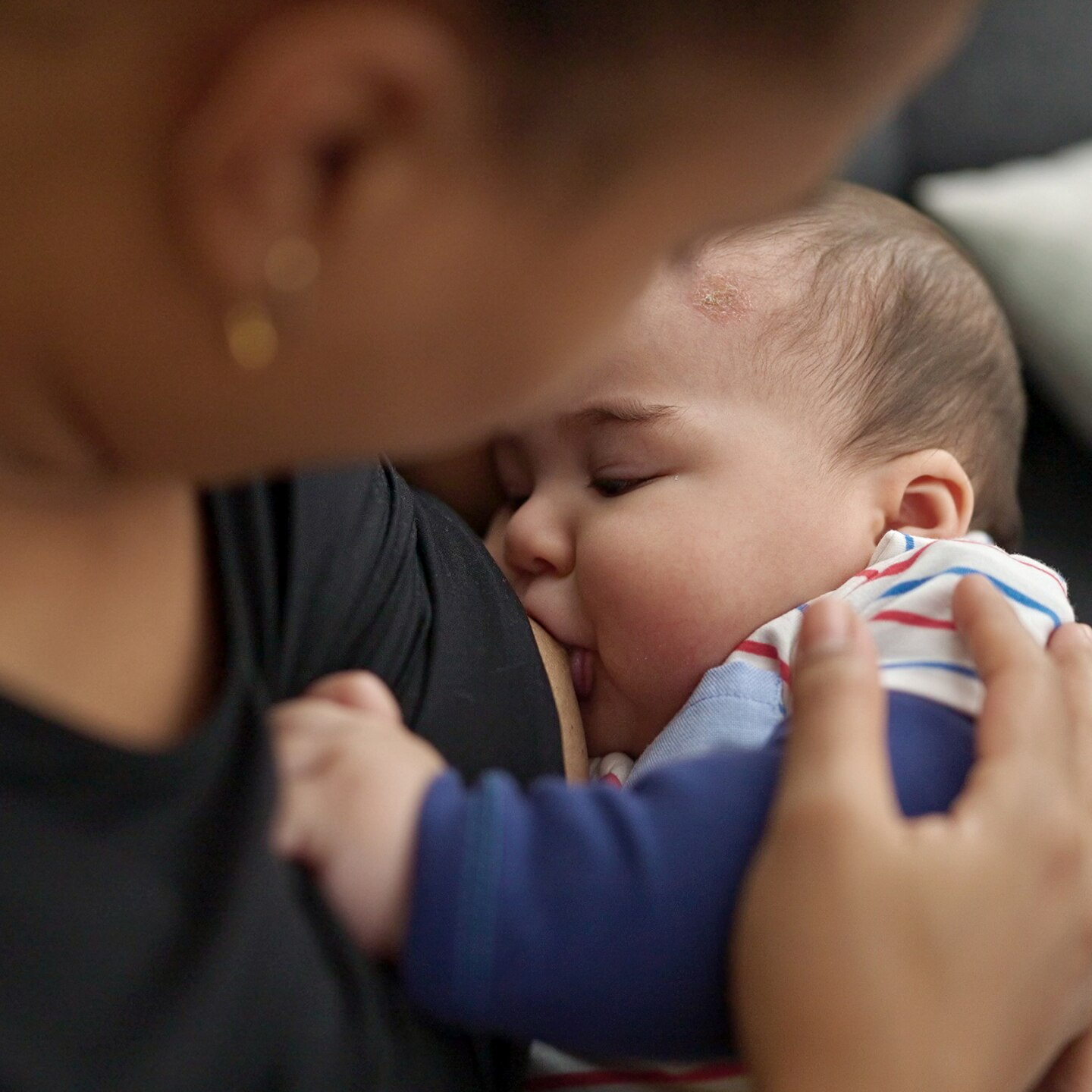 Mutter stillt ihr Baby