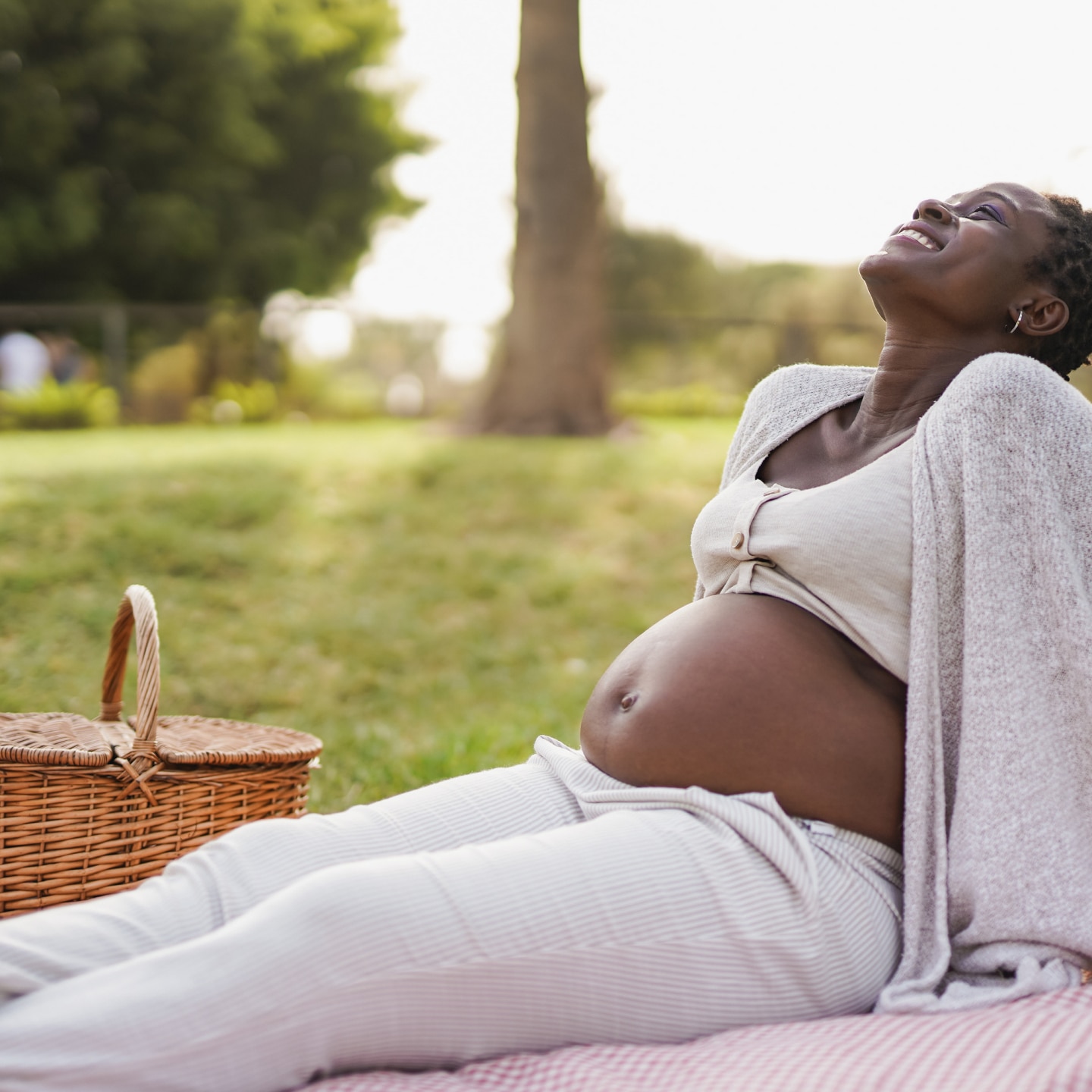 Schwangere beim Picknick