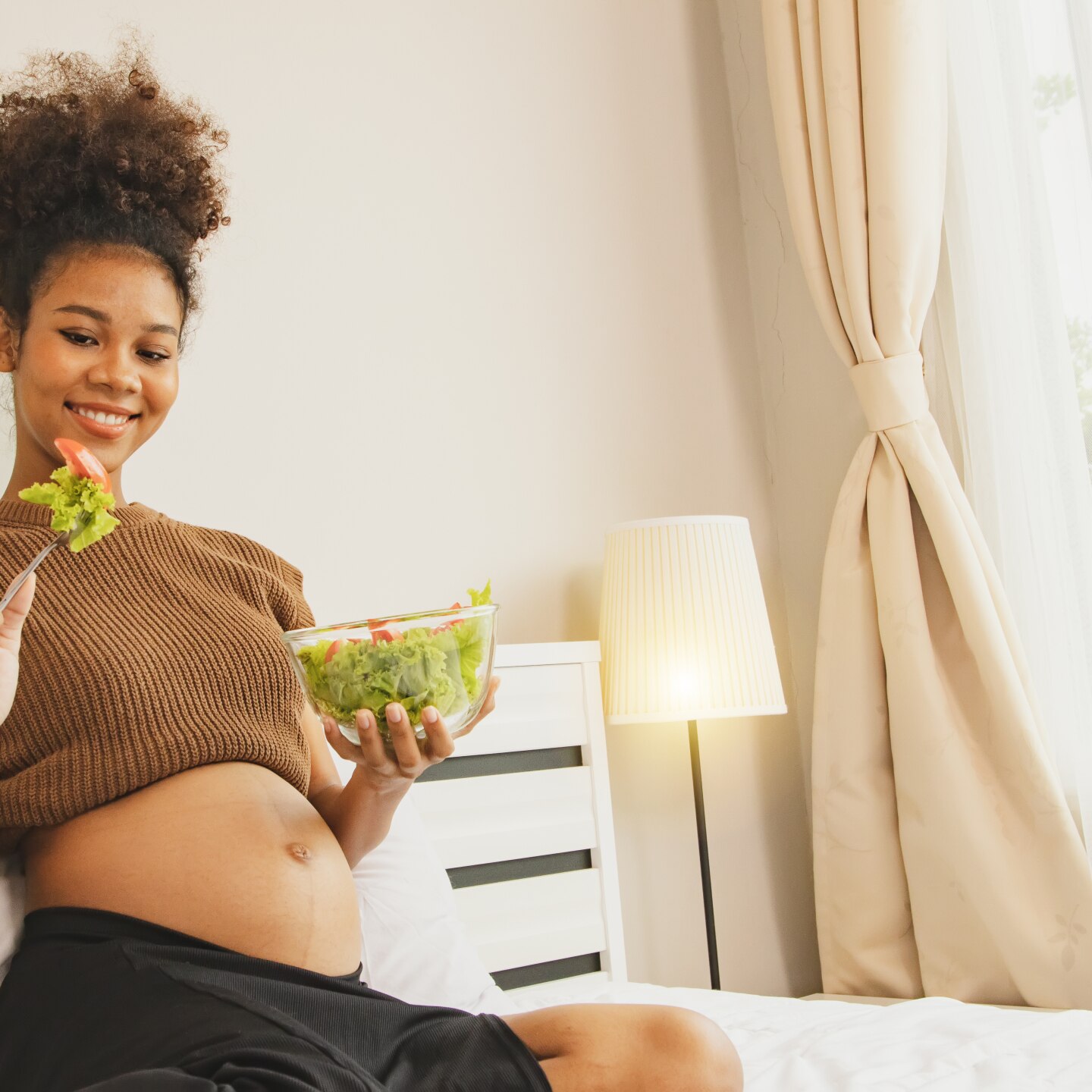 Schwangere isst Salat