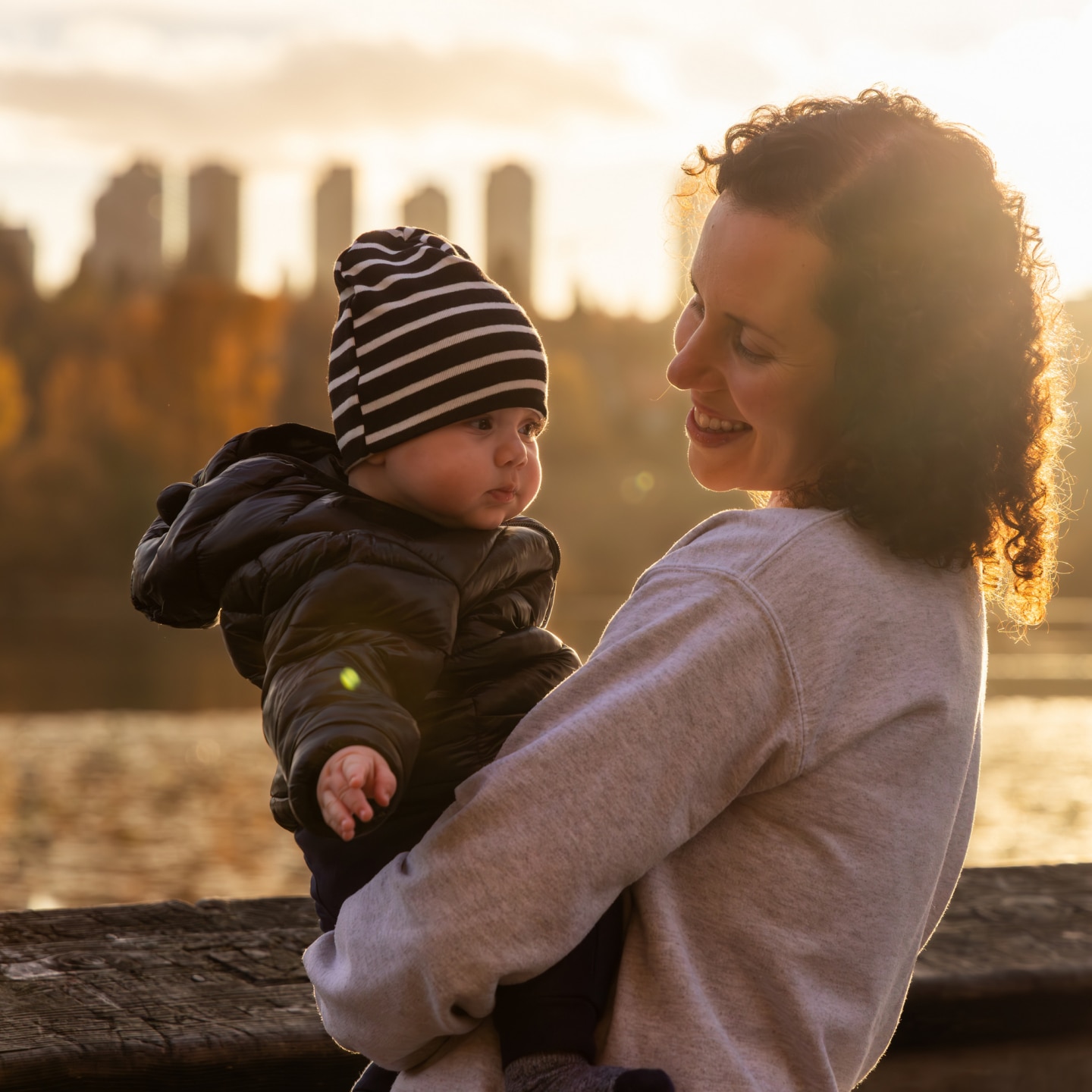 Mutter hält Baby im Arm