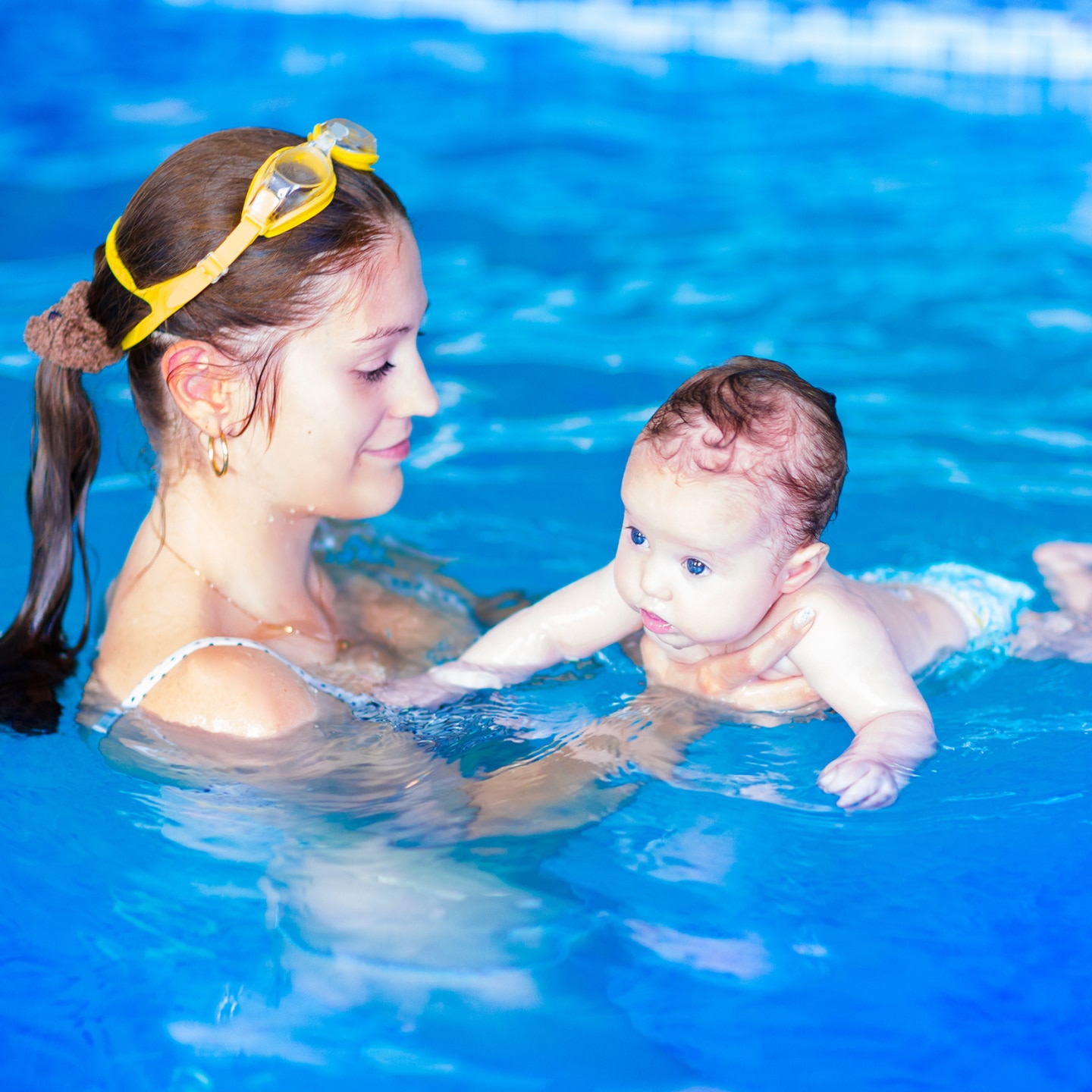 Mutter und Baby im Pool