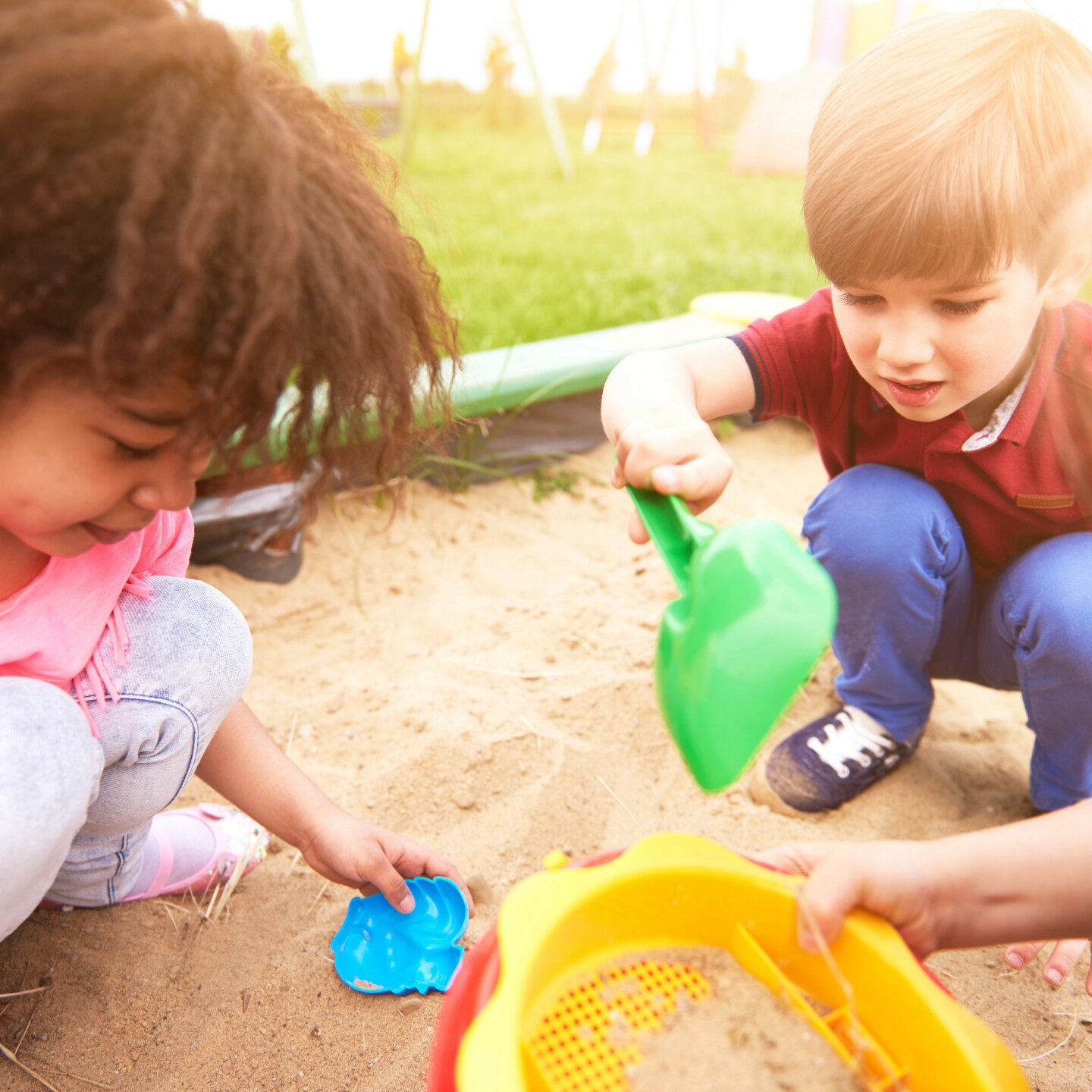 Kinder spielen im Sandkasten