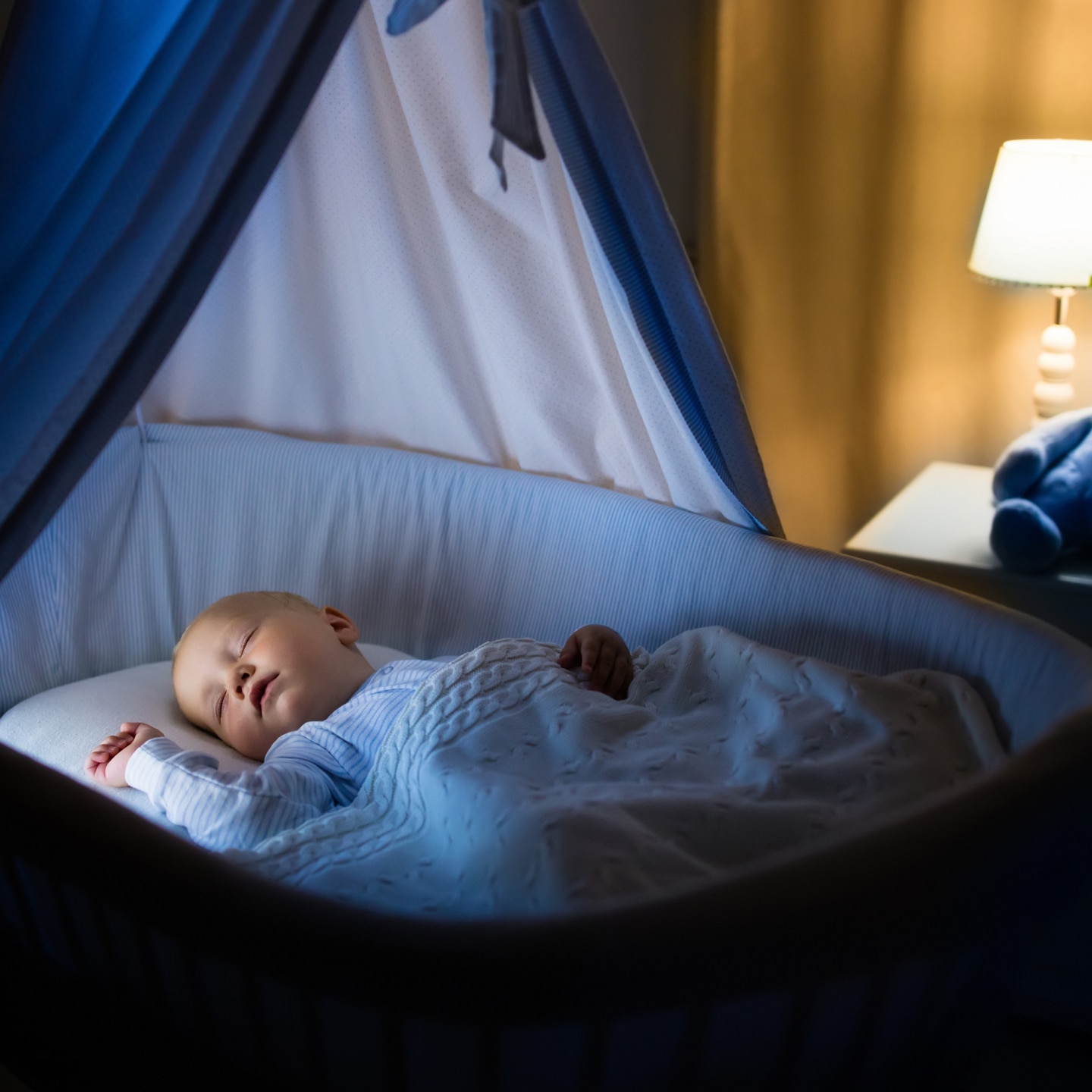 Baby schläft im Kinderbett