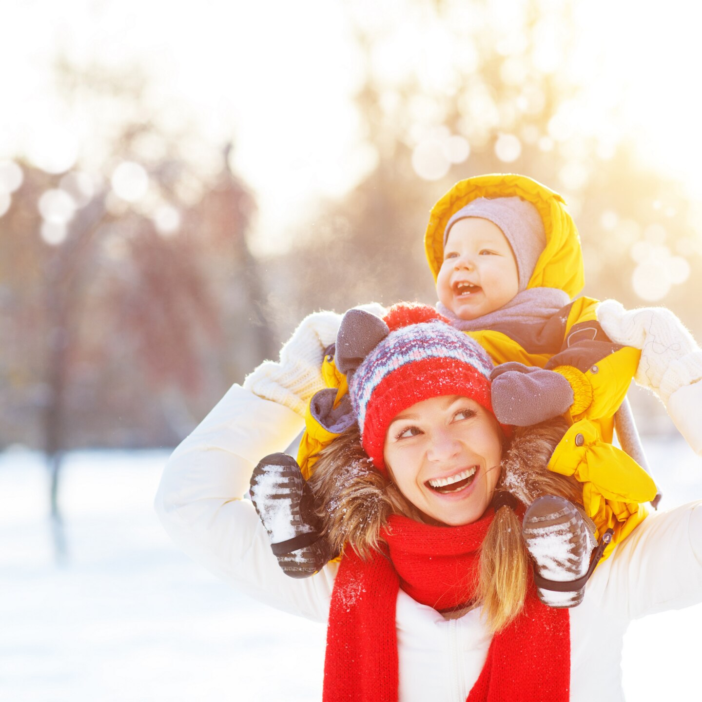 Mutter und Baby im Schnee