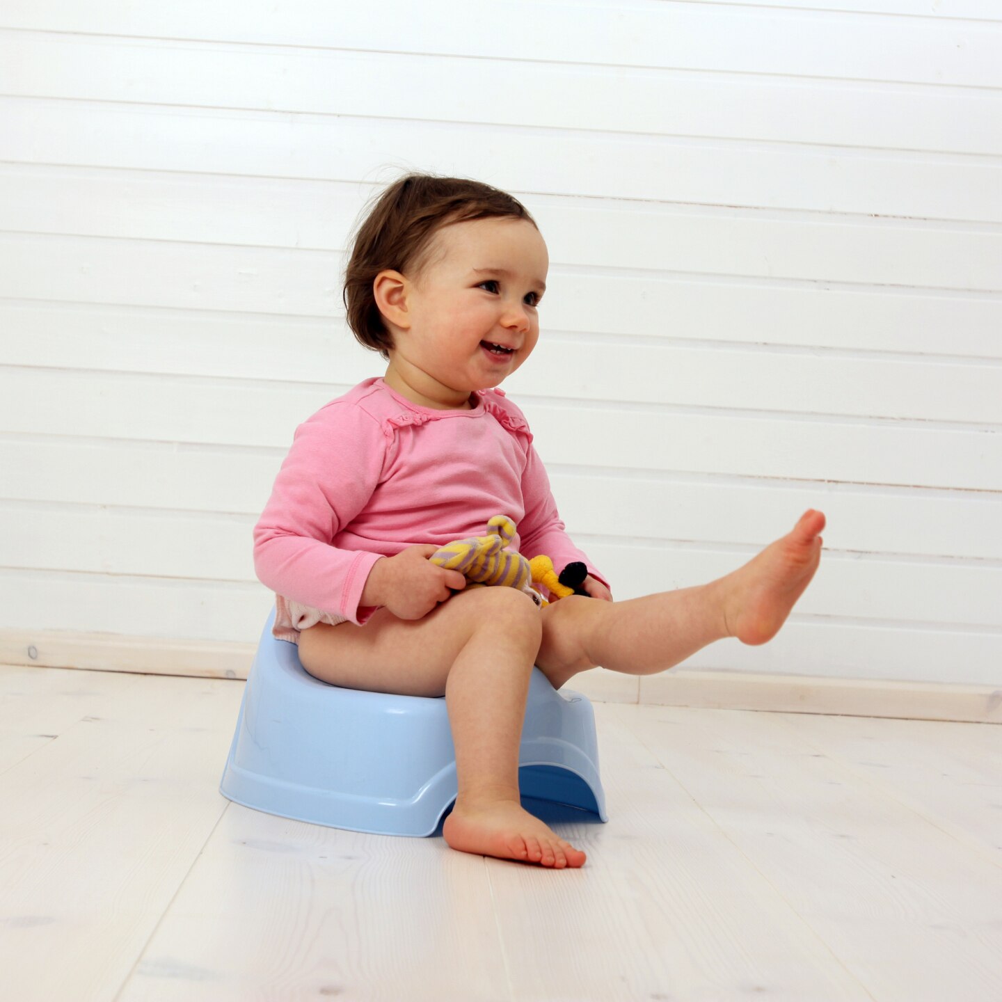 Mädchen sitzt auf dem Töpfchen