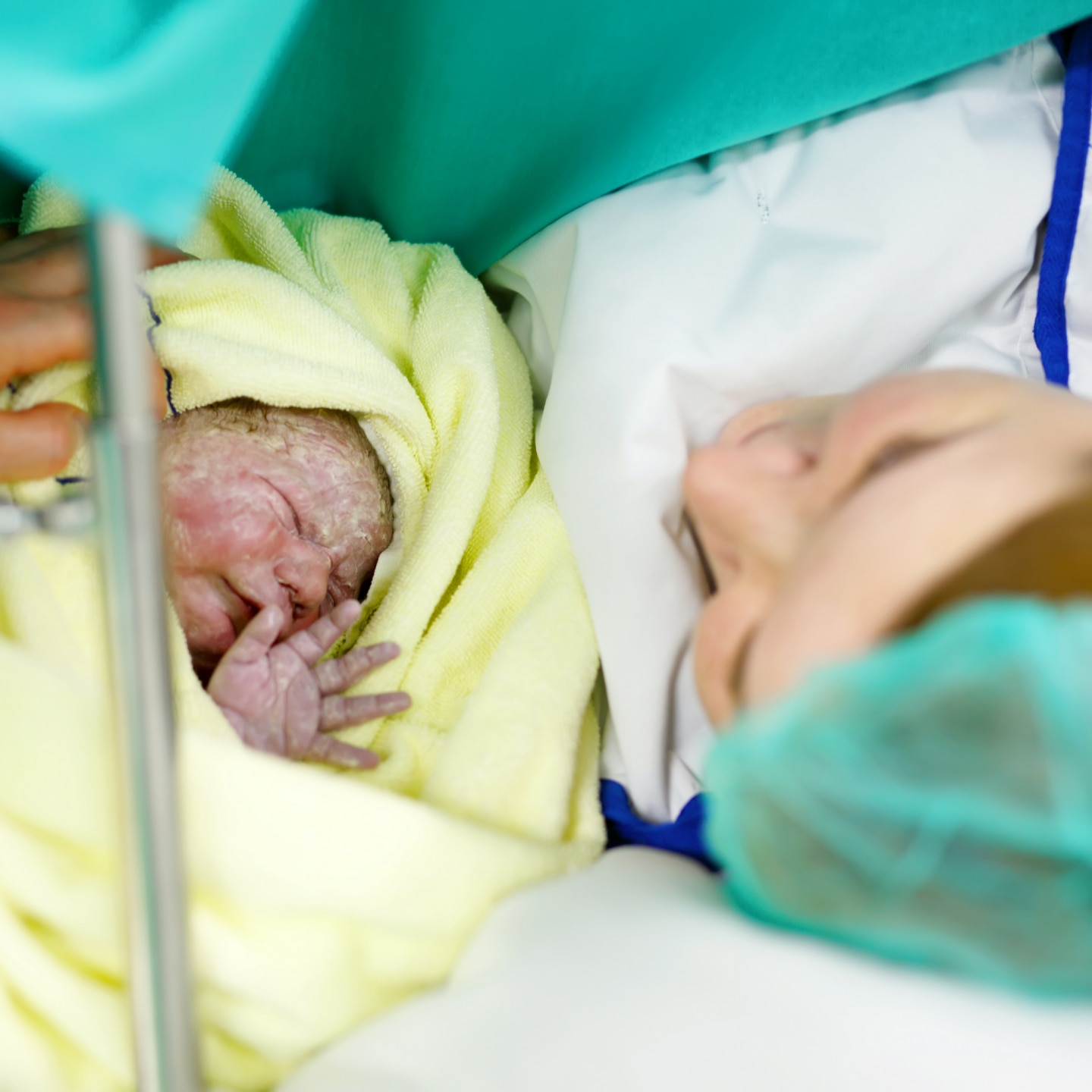 Mutter schaut ihr Neugeborenes an