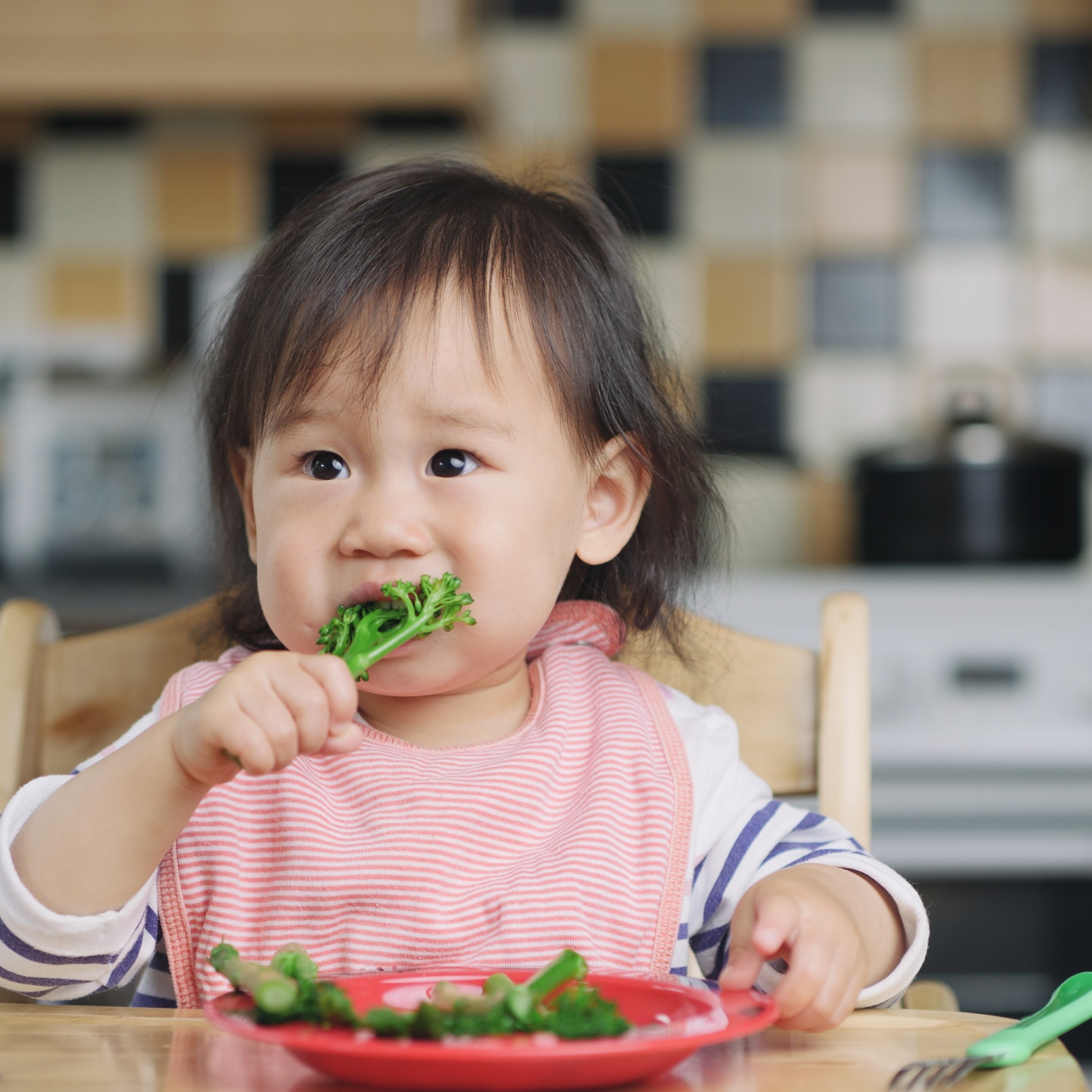 Kleinkind isst Brokkoli
