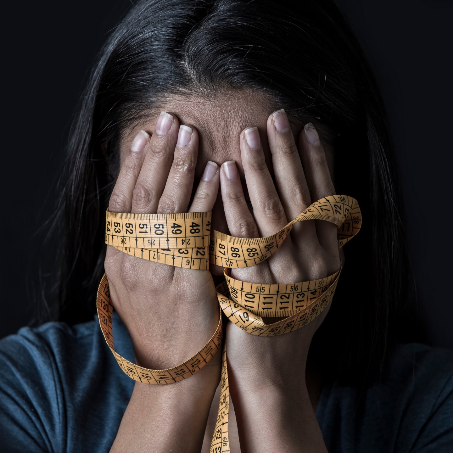 Frau hält die Hände vor das Gesicht 