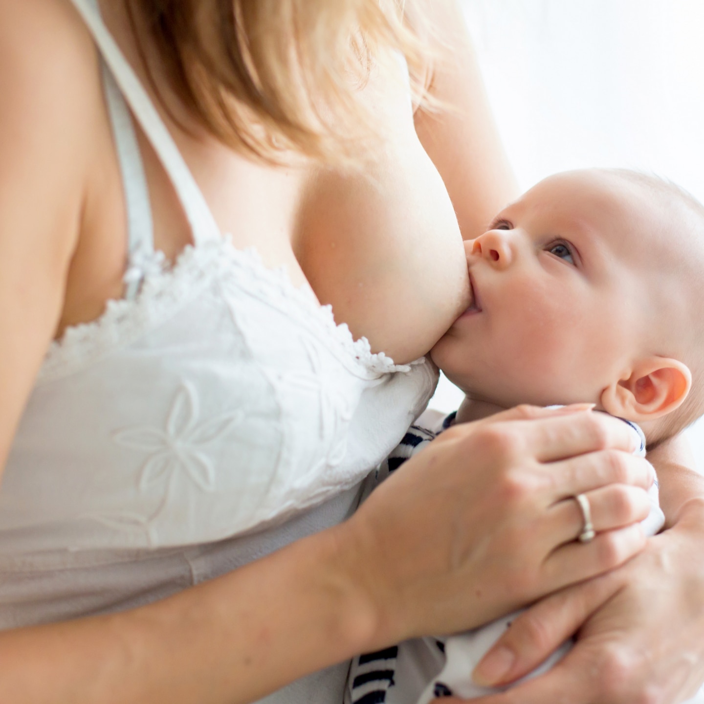 Mutter stillt Ihr Baby