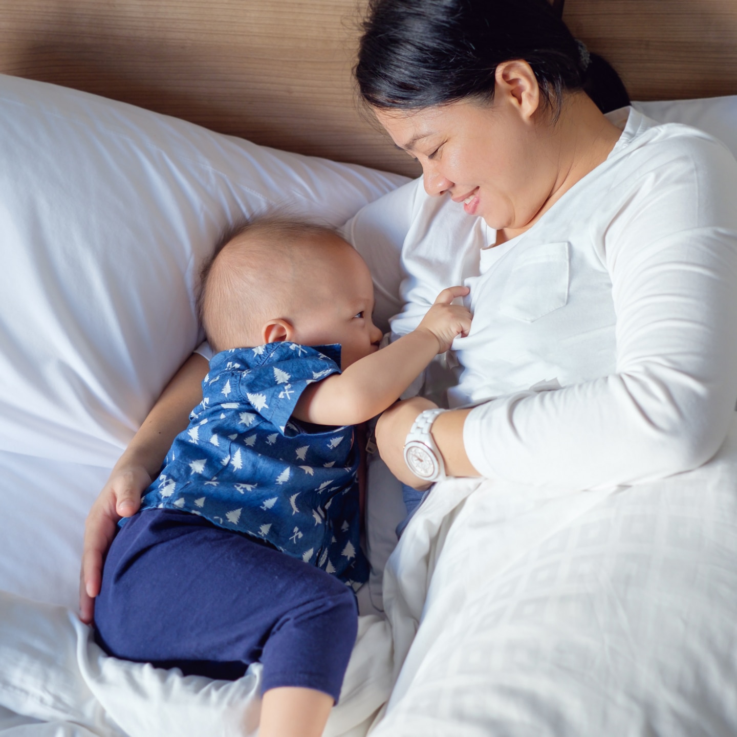 Mutter und Baby im Bett
