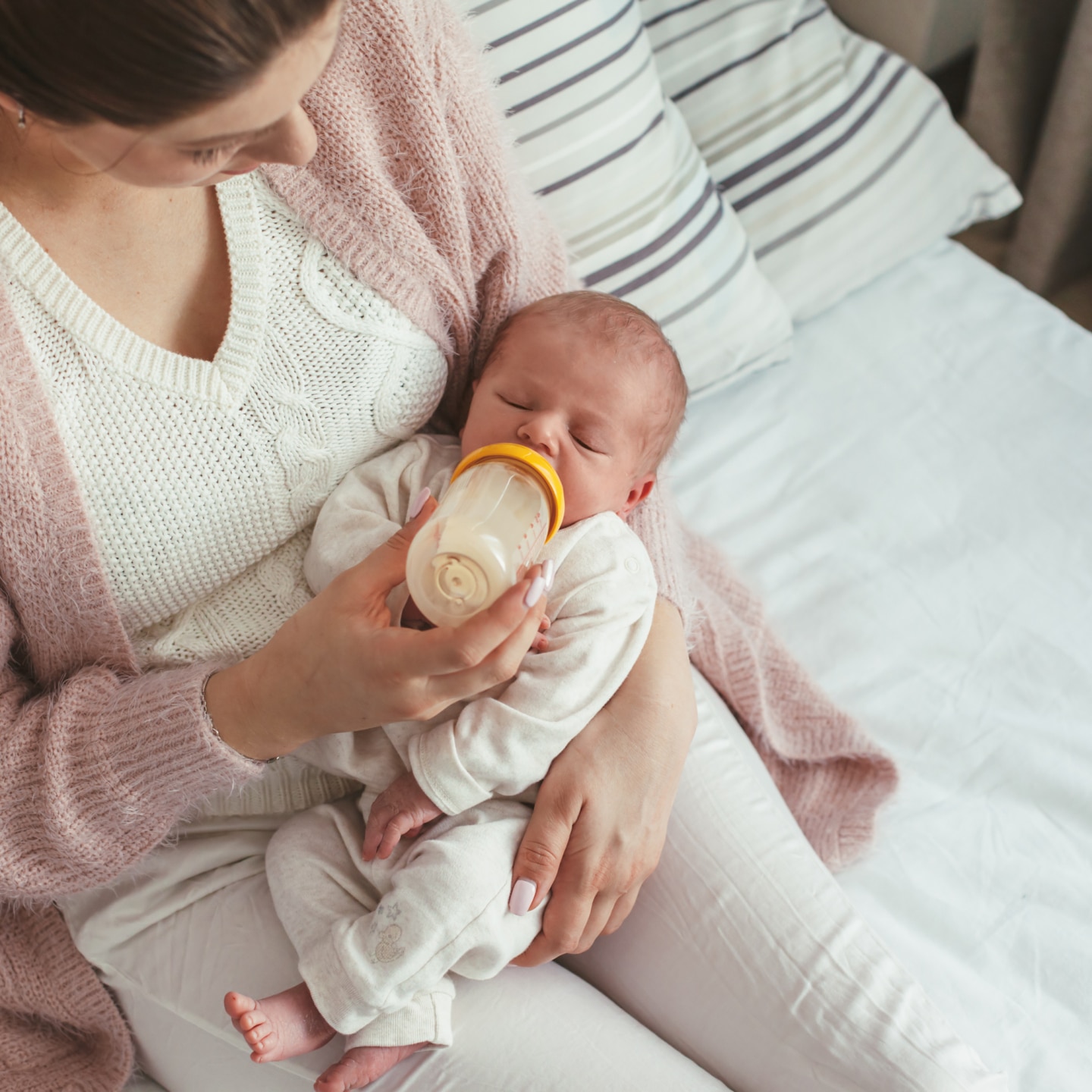Mutter füttert ihr Baby mit dem Fläschchen
