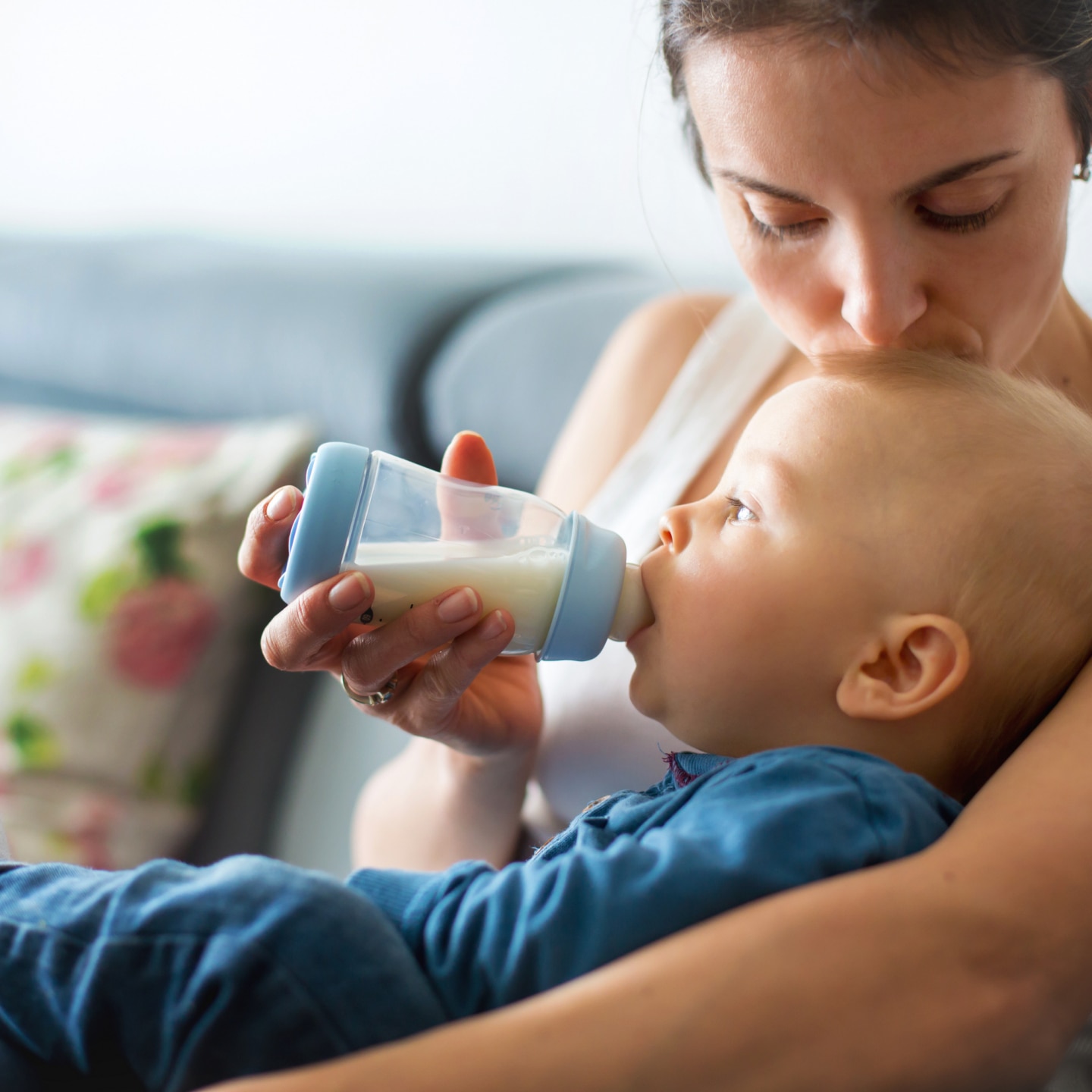 Mutter füttert ihr Baby mit dem Fläschchen