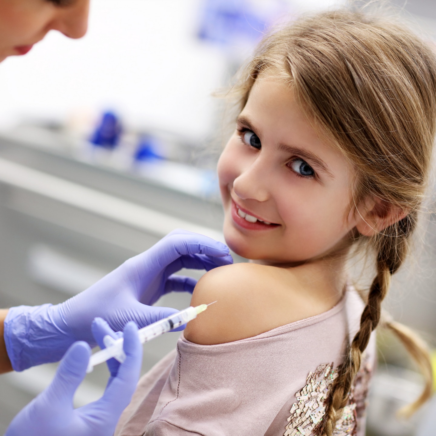 Mädchen wird geimpft