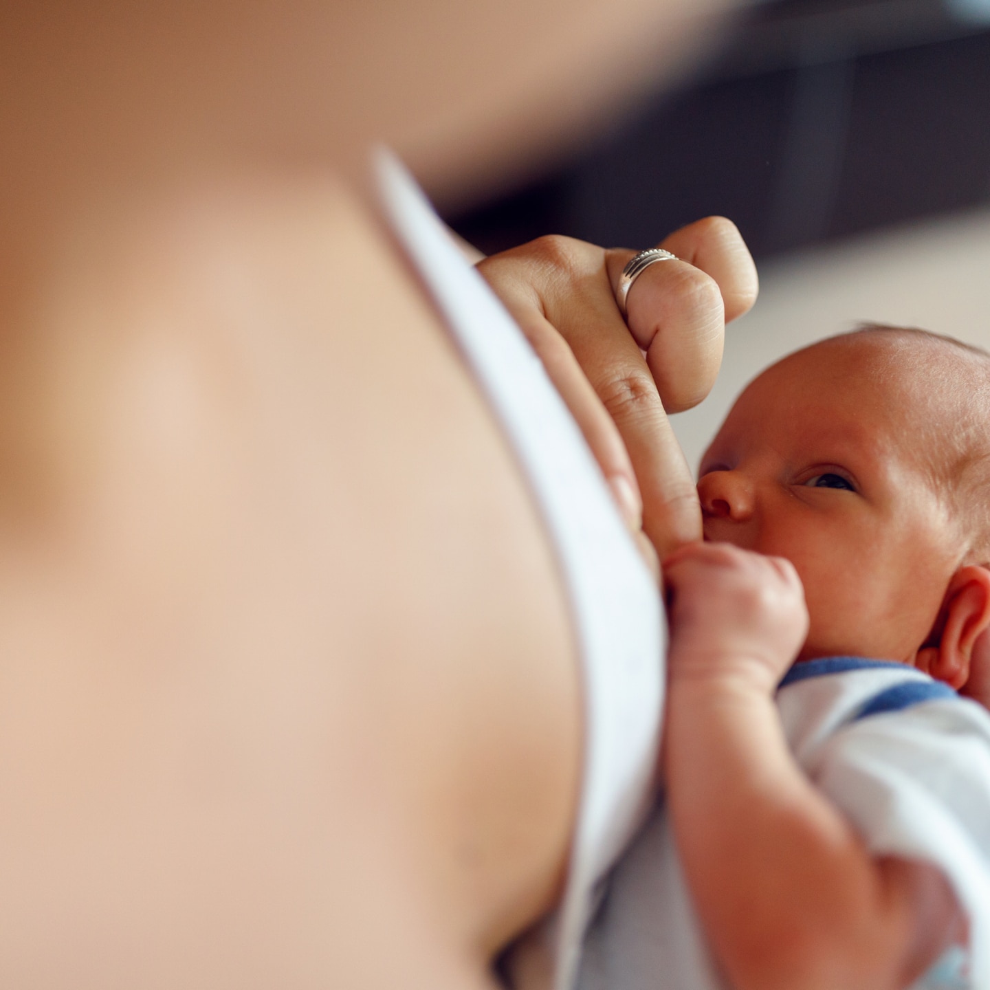 Mutter stillt Ihr Baby