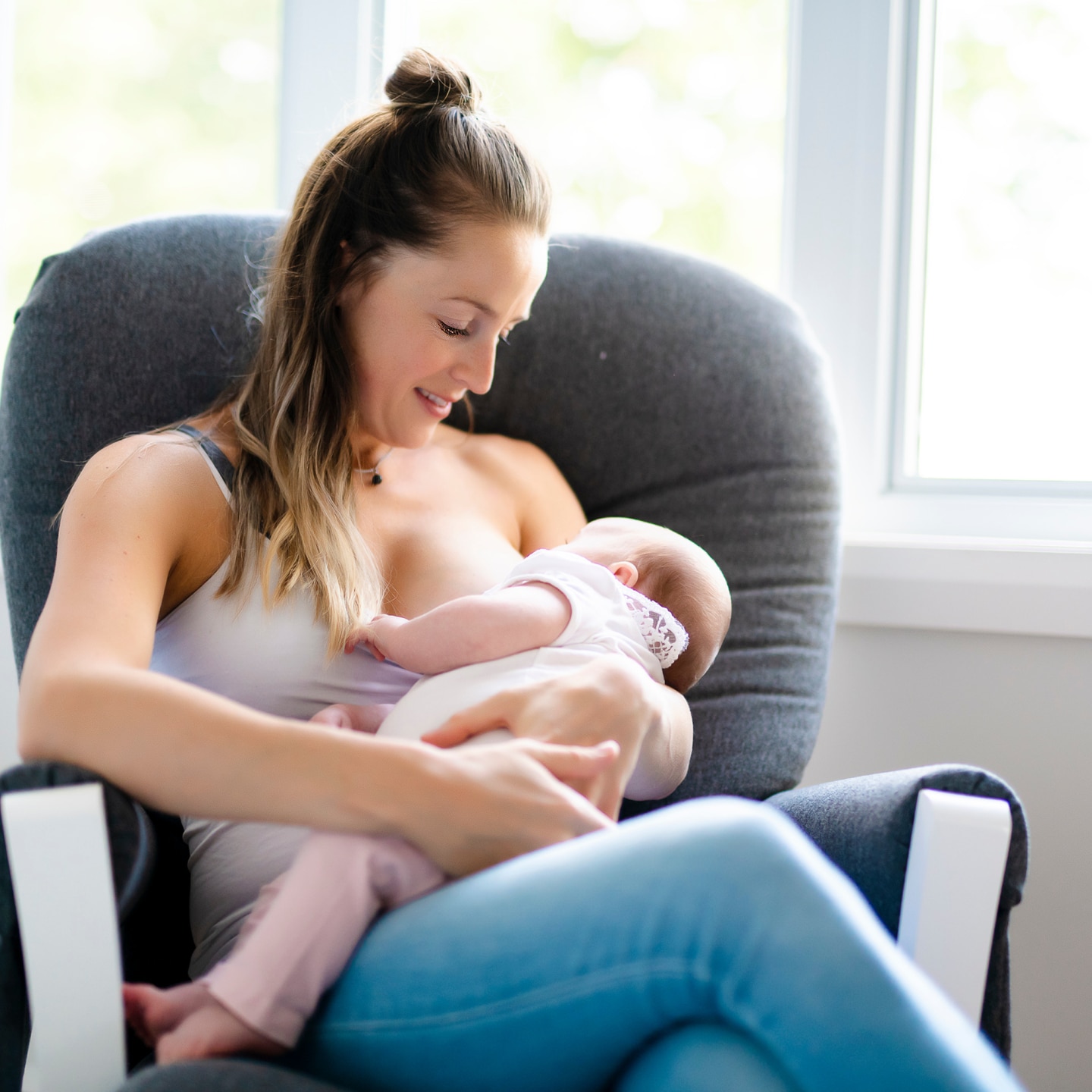 Mutter stillt Ihr Baby