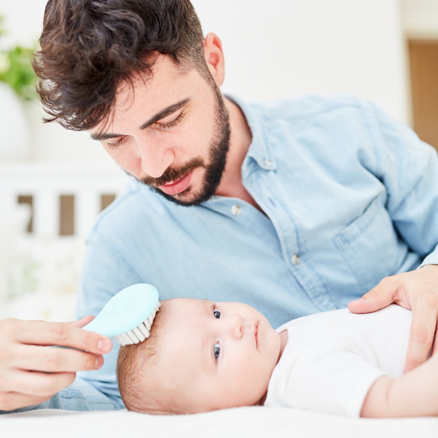 Fürsorglicher Vater entfernt Milchschorf