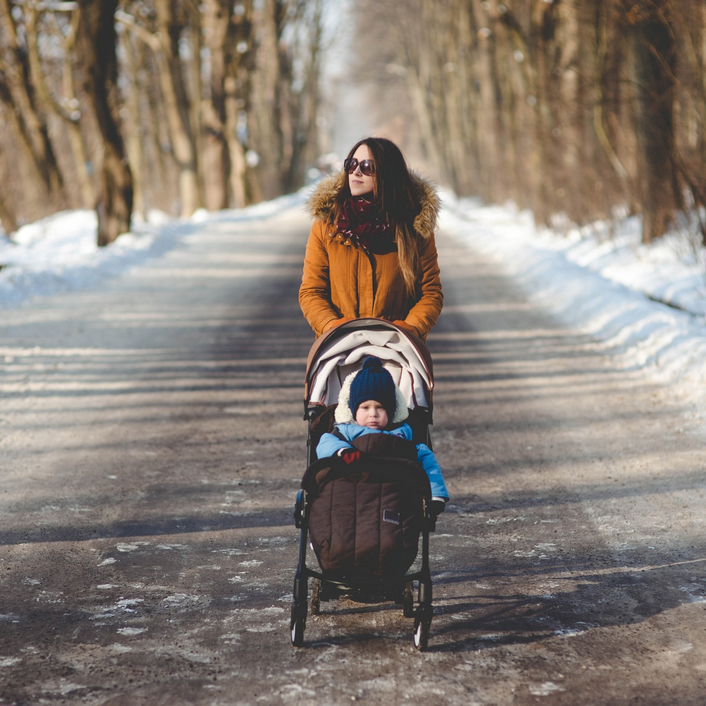 Mutter fährt den Kinderwagen