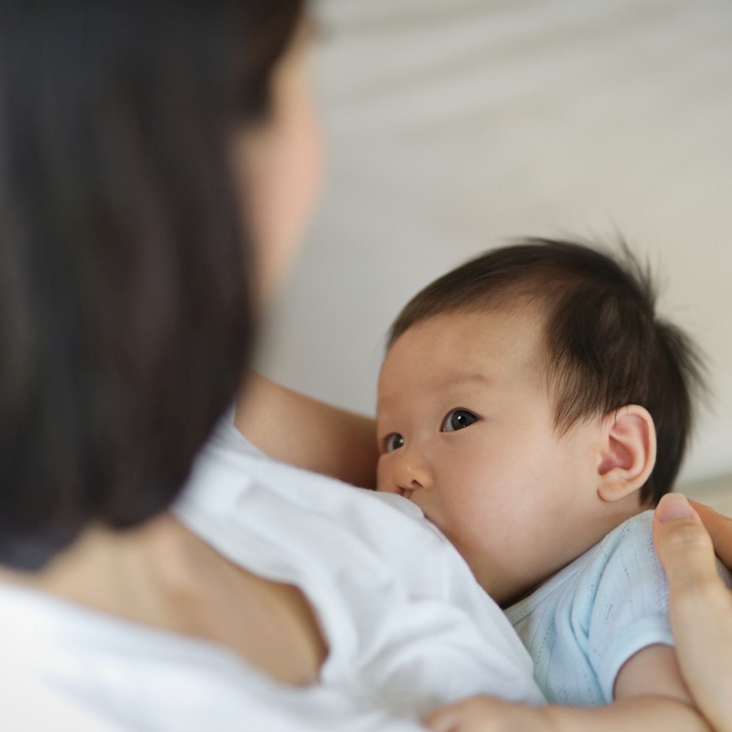 Mutter stillt Ihr Baby