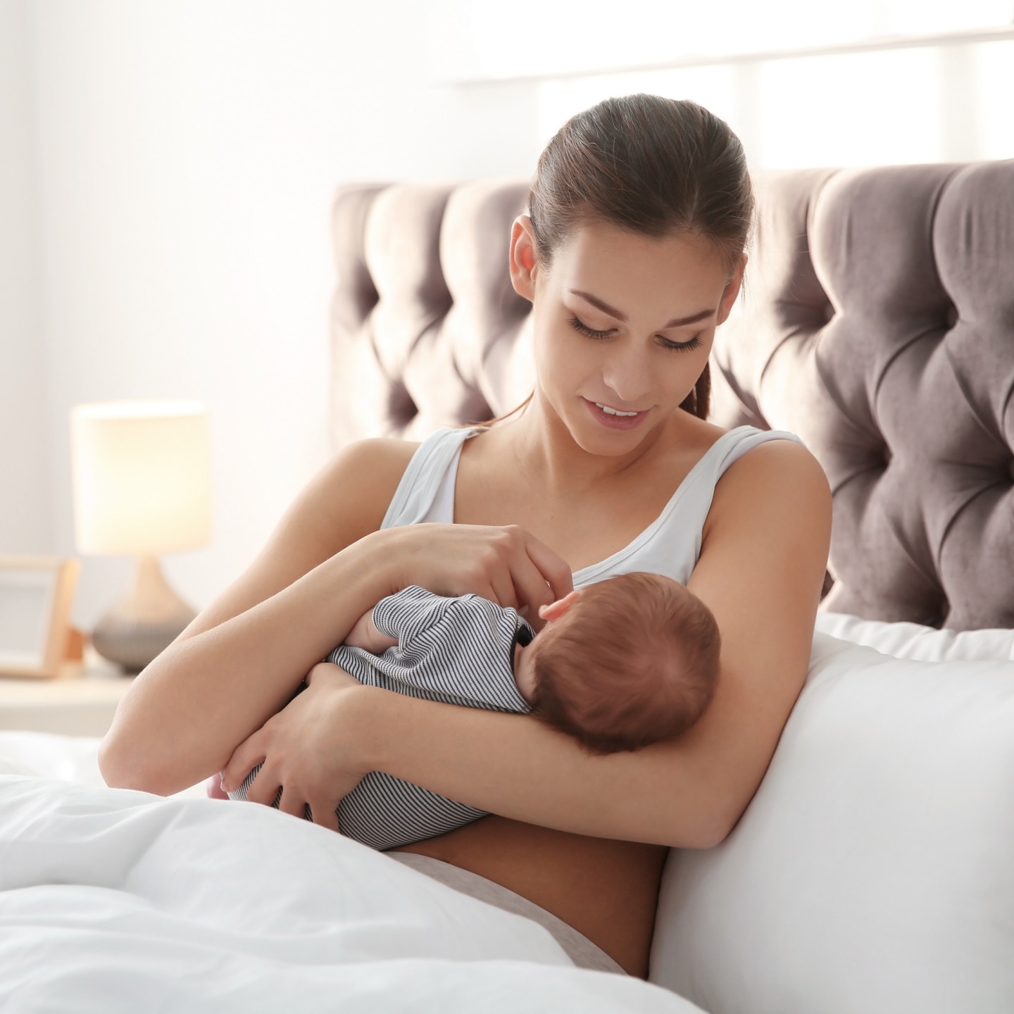 Mutter stillt Ihr Baby